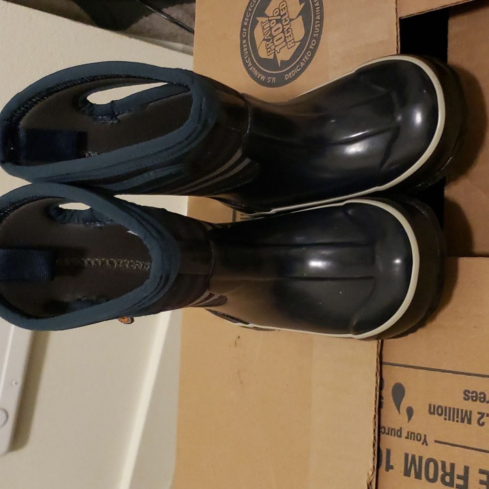 BOGS. Never worn.